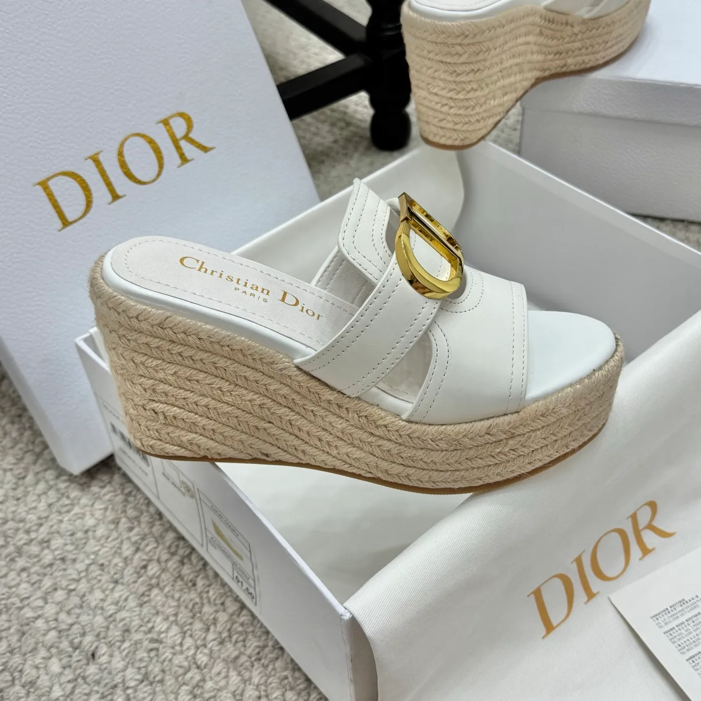 👟👟Ex-factory price 520👟👟 Increased height version✅🇨🇳 🇨🇳Dior 25ss summer high version new sandals. Simple and super versatile. Perfect and luxurious on the feet, can be matched with any spring and summer clothes. The foot feels even more comfortable! The material is a perfect replica of the original. Original disassembly and molding. ✅❶Material: original customized cowhide ✅❷Inner: original customized sheepskin ✅❸Foot: original customized sheepskin ✅❹Outsole: original woven wedge outsole ✅❺Heel height: 9.5cm ✅❻Packaging: original full set of packaging ✅❼Number: 35-41
